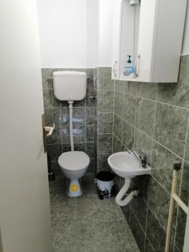 Et badeværelse på Apartman KIKA