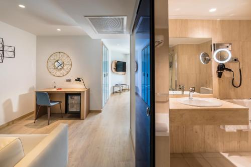 La salle de bains est pourvue d'un lavabo et d'un bureau. dans l'établissement Barceló Costa Vasca, à Saint-Sébastien