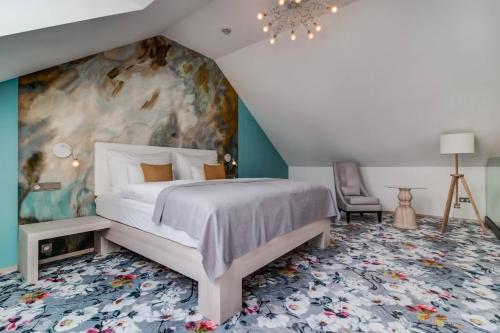 - une chambre avec un lit orné d'une peinture murale dans l'établissement Hotel Na Rozcestí, à Čeladná