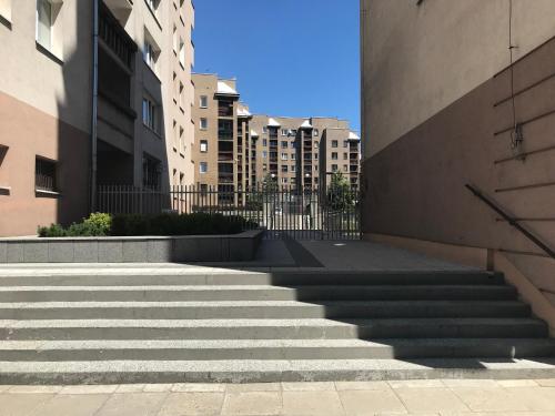 una serie di scale in una città con edifici di Lama Rooms a Varsavia