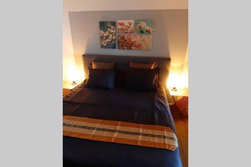 Cama en habitación con 2 lámparas y cama sidx sidx sidx sidx en Brabants Genoegen Heeswijk Dinther, en Dinther