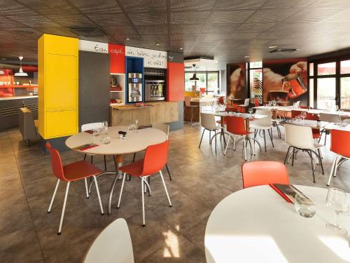 Un restaurante u otro lugar para comer en Ibis Évry-Courcouronnes