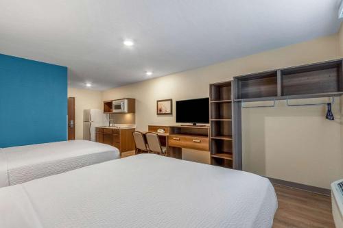 Postel nebo postele na pokoji v ubytování WoodSpring Suites Miramar