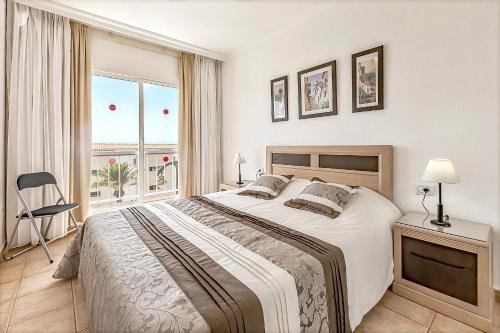 Un dormitorio con una cama grande y una ventana en Apartamentos la Mar, en Puerto de Santiago