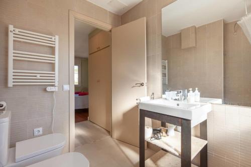 A bathroom at Can Stella, luminoso apartamento de playa en Costa Dorada - Tarragona