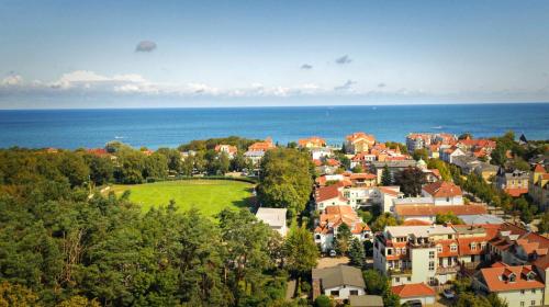een luchtzicht op een stad met de oceaan bij Ferienwohnungen Haus Sommerlust in Kühlungsborn