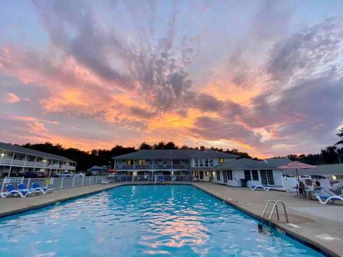 um pôr-do-sol sobre a piscina num resort em Ogunquit Tides em Ogunquit