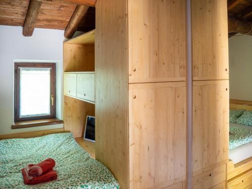 Livo的住宿－Apartment Casa Alba，小木屋内带两张床的房间