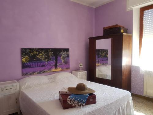 um quarto com uma cama com um chapéu em casa per l'osticcio vista sulla val d'orcia em Montalcino