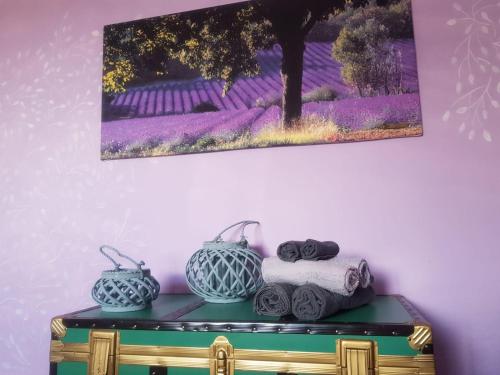 uma pintura pendurada numa parede acima de uma mesa com toalhas em casa per l'osticcio vista sulla val d'orcia em Montalcino