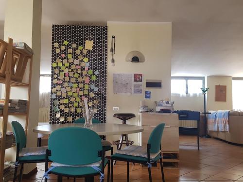 米蘭的住宿－DA MARIA - MARIA'S FLAT _ MILANO BOVISA POLITECNICO，一间带桌椅的用餐室