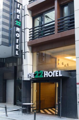 תעודה, פרס, שלט או מסמך אחר המוצג ב-The 22 Hotel