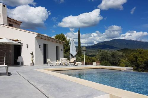 une villa avec piscine et une maison dans l'établissement Villa Font Garenne, à Crillon-le-Brave