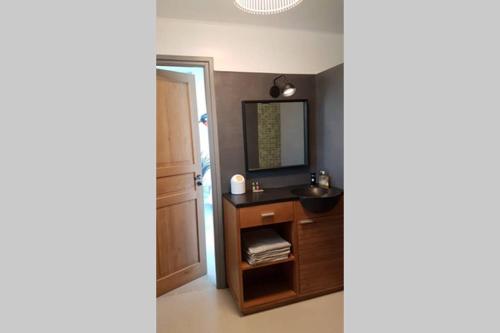 une salle de bain avec un lavabo et un miroir dans l'établissement Villa Font Garenne, à Crillon-le-Brave