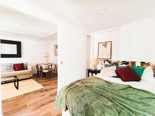 マドリードにあるCozy Apartment Plaza Mayorのベッドルーム1室(ベッド1台付)、リビングルームが備わります。