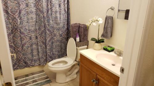 Et badeværelse på Modern House Minutes from Downtown Gainesville, UF, VA & More!