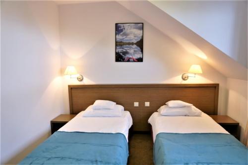Ένα ή περισσότερα κρεβάτια σε δωμάτιο στο HOTEL CICHA WODA NIEPORĘT