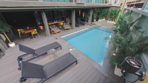 einen Blick über den Pool auf der Terrasse in der Unterkunft Hotel Ordinary Bangkok in Bangkok