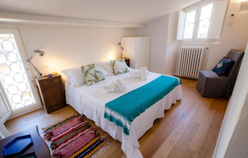 1 dormitorio con 1 cama grande y 1 silla en Acacia Firenze - Melissa, en Florencia