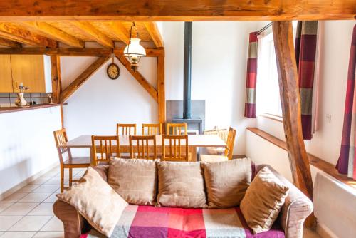 Le Soulié的住宿－Résidence Les Quatre Saisons，客厅配有沙发和桌子