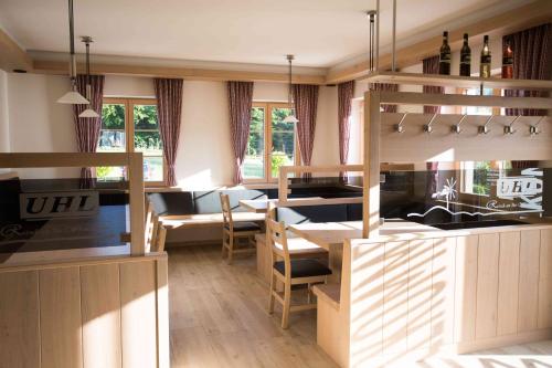 A kitchen or kitchenette at Weingut-Gästezimmer UHL
