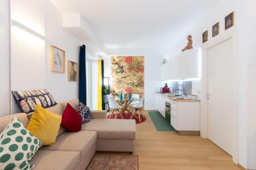 Il comprend un salon avec un canapé et une cuisine. dans l'établissement Torino Express Apartment, à Turin