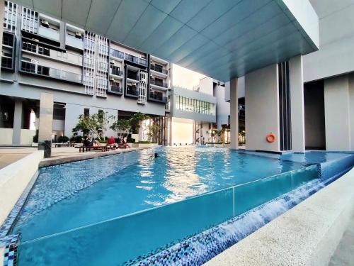 una piscina al centro di un edificio di Imperio Residence Bathtub Studio Melacca Town-FreeParking a Malacca