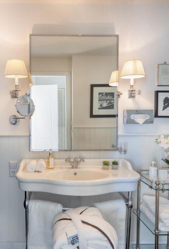 a bathroom with a sink and a mirror at House of Hütter- Heidelberg Suites Boutique in Heidelberg