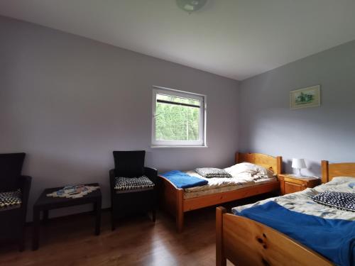 um quarto com 2 camas e uma janela em Domek u Cioci Meli em Brodnica Dolna