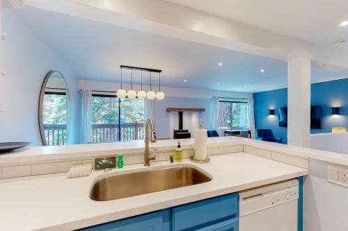 eine Küche mit einem Waschbecken und blauen Wänden in der Unterkunft Mammoth Ski & Racquet 93K in Mammoth Lakes