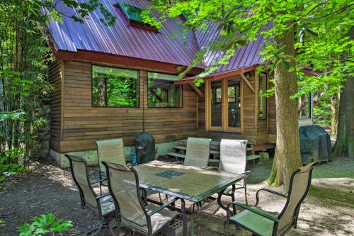 Κήπος έξω από το Three Enchanting Riverfront Cabins Hot Tub Access