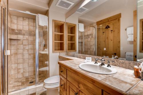 W łazience znajduje się umywalka, prysznic i toaleta. w obiekcie Antlers w mieście Steamboat Springs