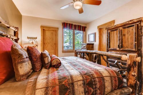 sypialnia z łóżkiem i wentylatorem sufitowym w obiekcie Antlers w mieście Steamboat Springs