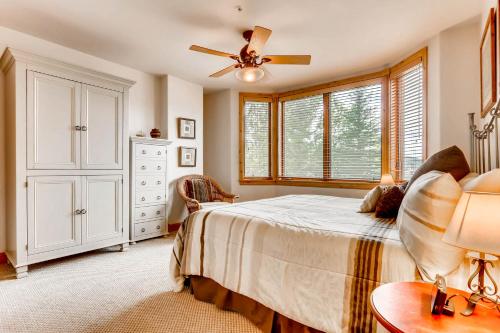 um quarto com uma cama e uma ventoinha de tecto em Torian Creekside III em Steamboat Springs