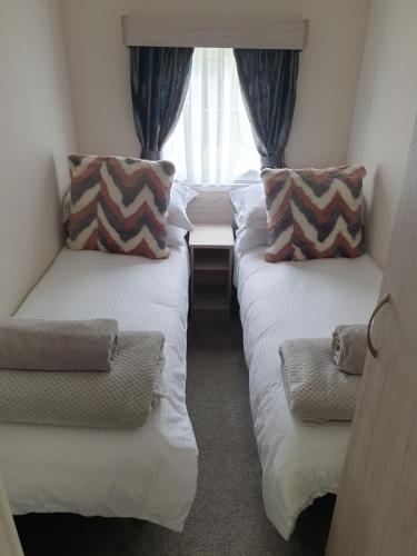 Ένα ή περισσότερα κρεβάτια σε δωμάτιο στο Foxwood Lodge Private Hot Tub Getaway