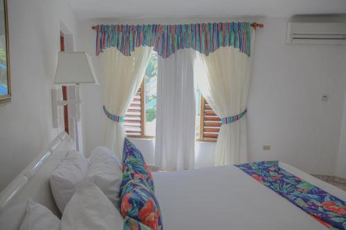 Katil atau katil-katil dalam bilik di Negril Treehouse Resort
