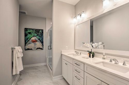 Bathroom sa Chic Condo with Balcony in the Heart of Annapolis!