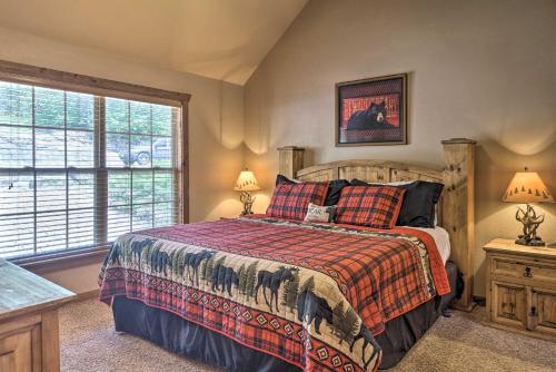 Postel nebo postele na pokoji v ubytování Screened Deck Cozy Branson West Cabin!