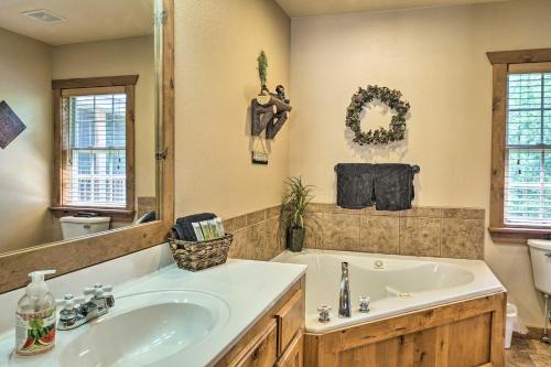 Un baño de Branson West Cabin with Screened Deck and Pools!