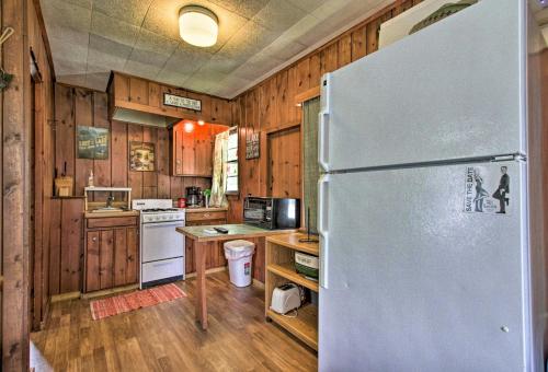 Η κουζίνα ή μικρή κουζίνα στο Dent Cabin on Star Lake with Dock, Deck, Dining
