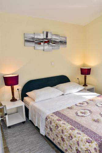 a bedroom with two beds and two lamps at Tamaris in Sevid