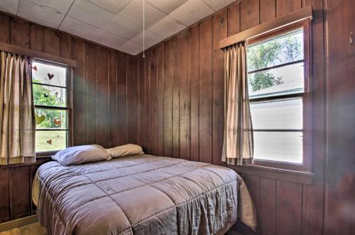 Postel nebo postele na pokoji v ubytování Lakefront Dent Cabin - Boat Rentals and Docks!