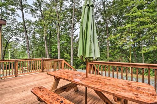 Pet-Friendly Marble Cabin with Deck, Grill, Fire Pit – Photos 2