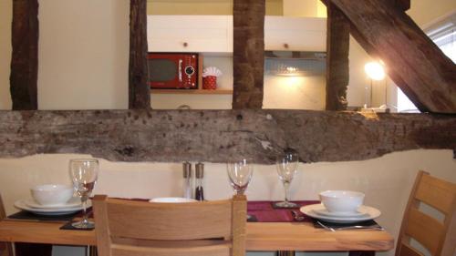 A restaurant or other place to eat at Linden Guest House 