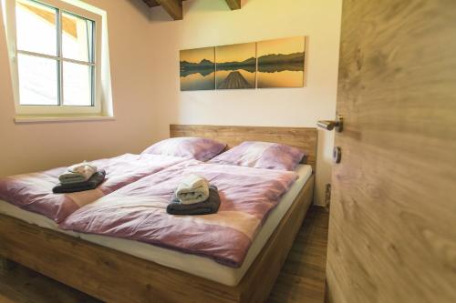 Una cama o camas en una habitación de Alpin Lodge Kitzblick