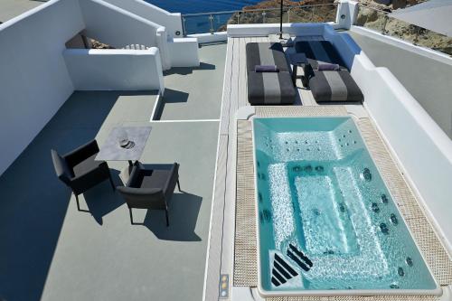 a swimming pool on the roof of a boat at Petit Palace Suites in Fira