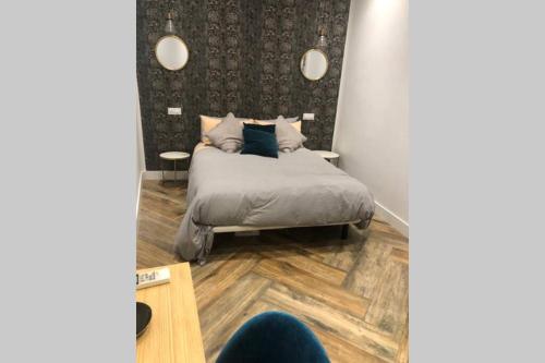 ein Schlafzimmer mit einem Bett und zwei Tischen in der Unterkunft Beautiful Apartment in La Latina in Madrid