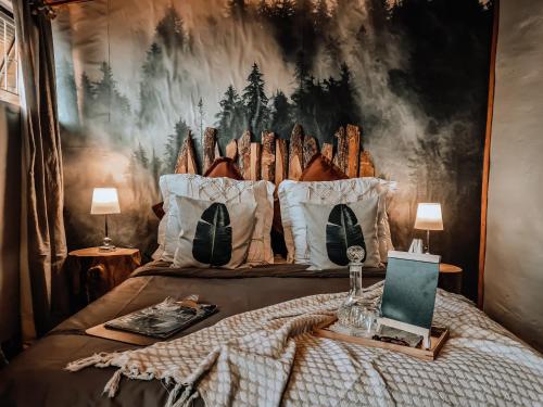 sypialnia z łóżkiem z obrazem na ścianie w obiekcie Rustique w mieście Graskop