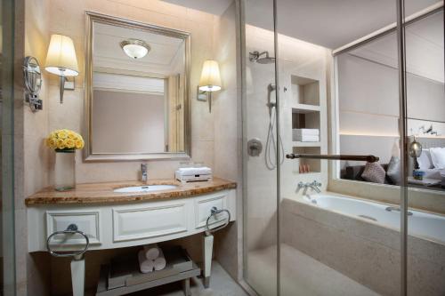 a bathroom with a sink and a shower and a tub at Crowne Plaza Fuzhou South by IHG in Fuzhou