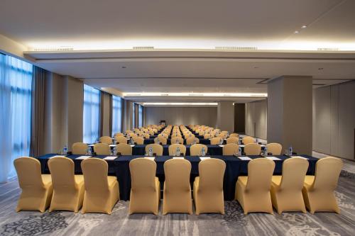 a conference room with a large table and chairs at Crowne Plaza Fuzhou South by IHG in Fuzhou